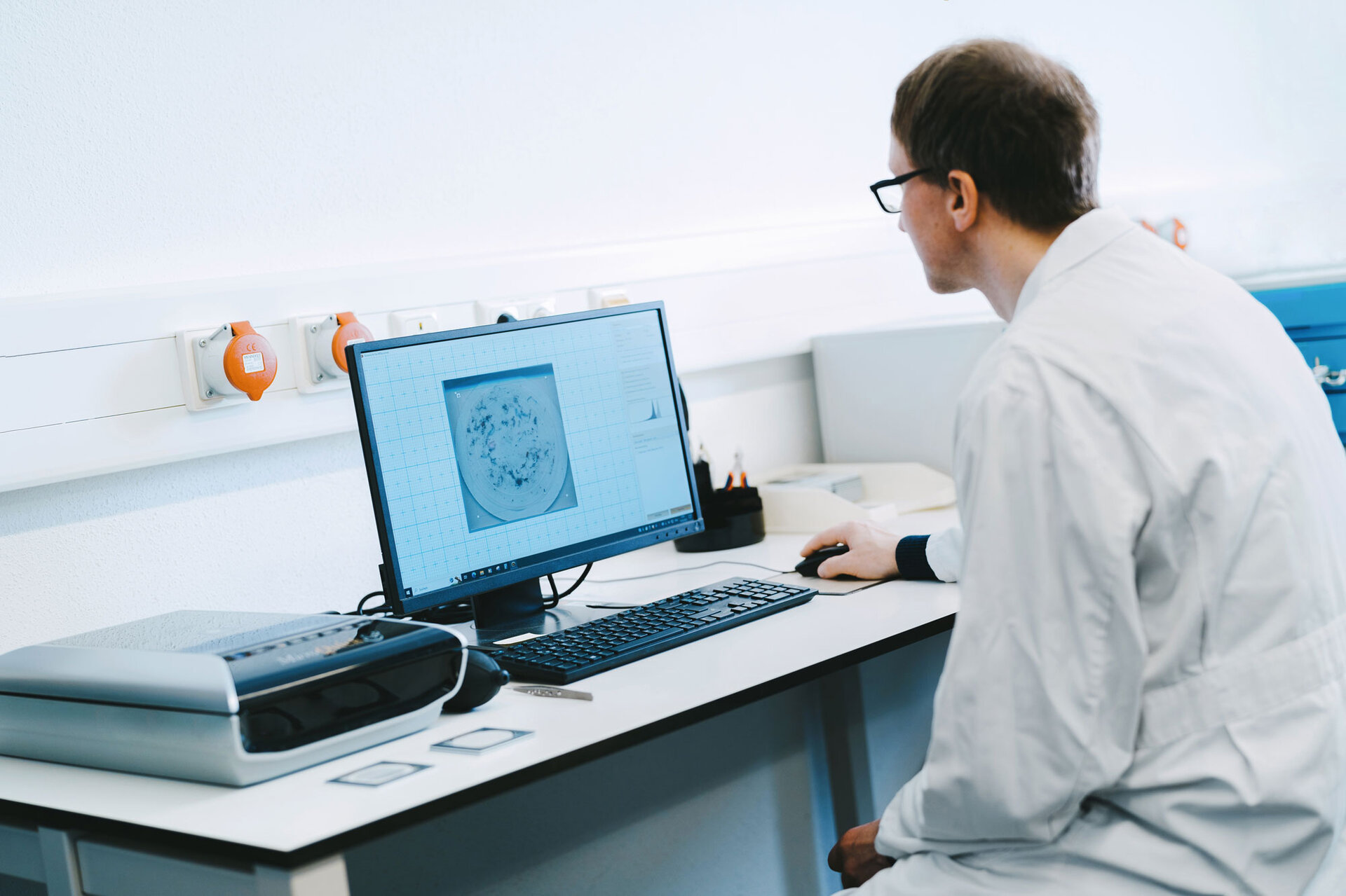 employee carries out an analysis of technical cleanliness to identify causes of failure due to particles in electronic components. | © @The Sour Cherry Fotografie - Michaela Curtis