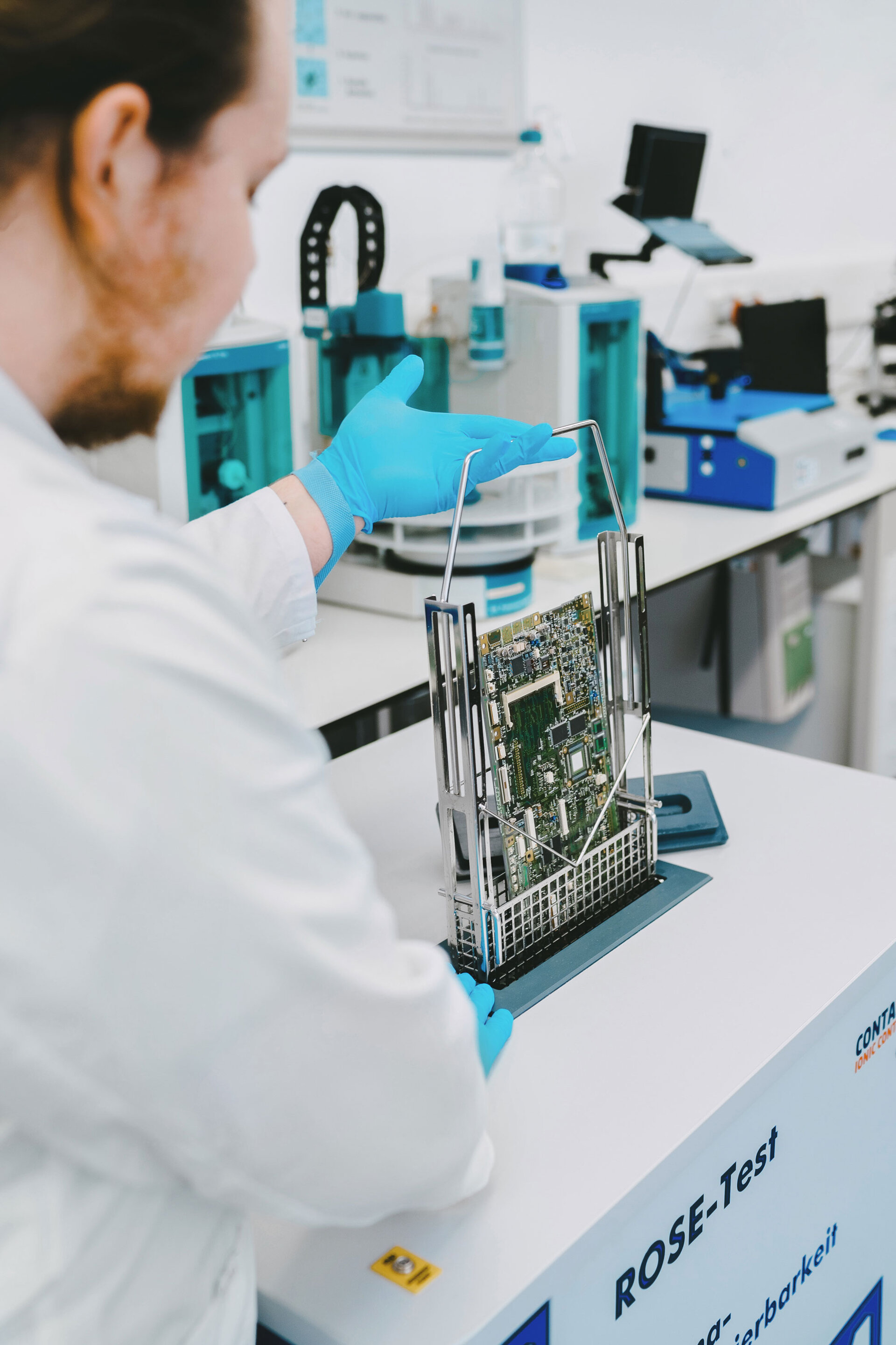 Why is ionic contamination analysis critical for SMT assembly reliability? | © @The Sour Cherry Fotografie - Michaela Curtis A green circuit board is used to carry out the ionic contamination (IC) using the ROSE test. | © @The Sour Cherry Fotografie - Michaela Curtis