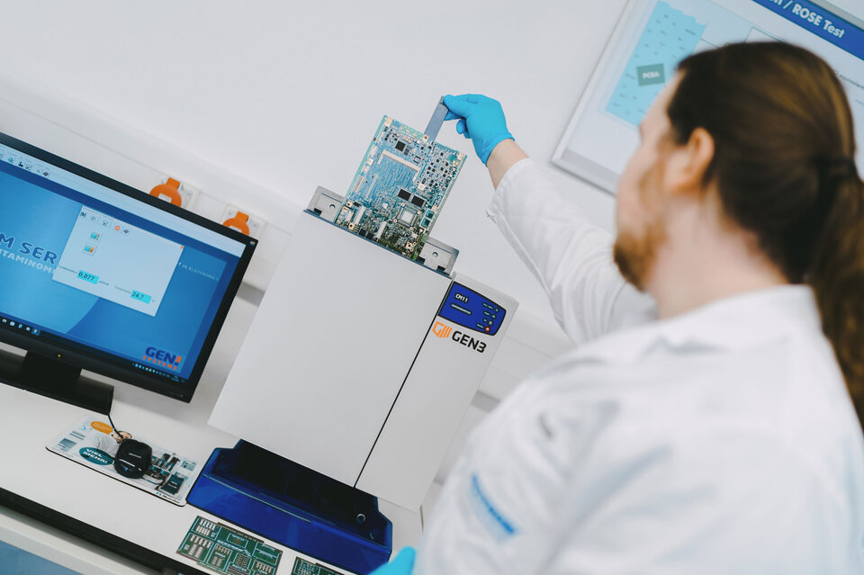 The picture shows the ROSE test for measuring ionic contamination on electronic assemblies. | © @The Sour Cherry Fotografie - Michaela Curtis