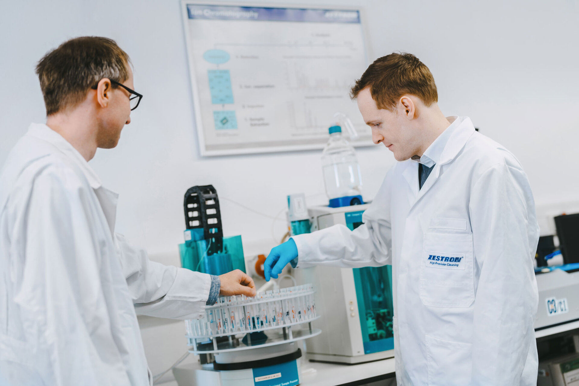 Ionic contamination measurement IC | © @The Sour Cherry Fotografie - Michaela Curtis Two engineers stand in front of the ion chromatography analyser to check the ionic contamination on a circuit board. | © @The Sour Cherry Fotografie - Michaela Curtis