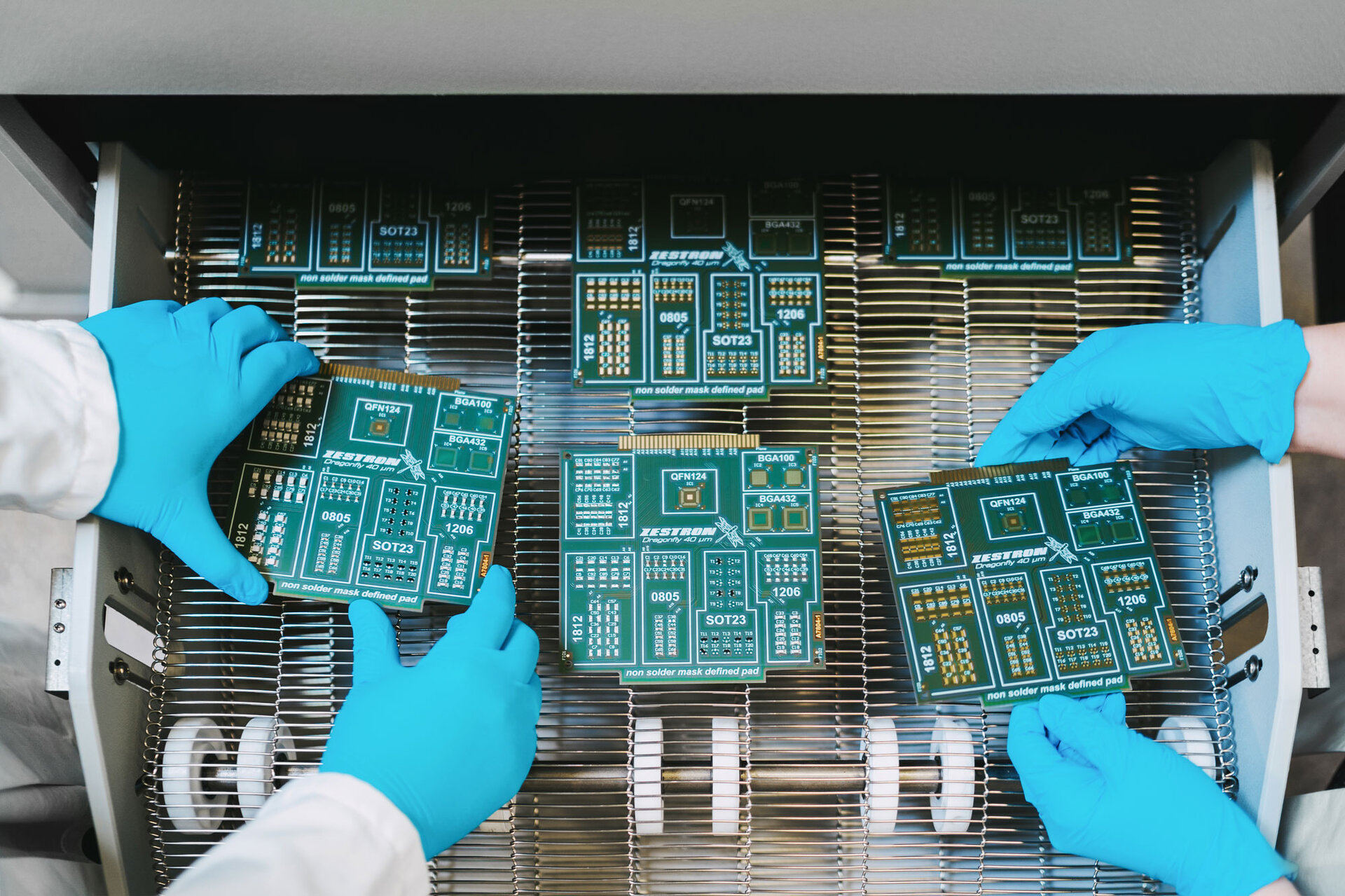 Electronics cleaning PCB Inline | © @The Sour Cherry Fotografie - Michaela Curtis