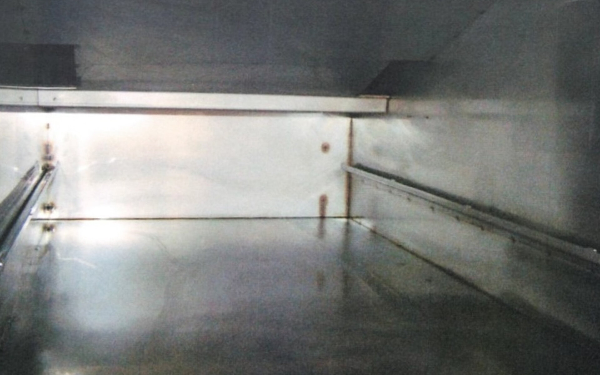 Das Innere eines SMT-Lötofen nach der manuellen Reinigung