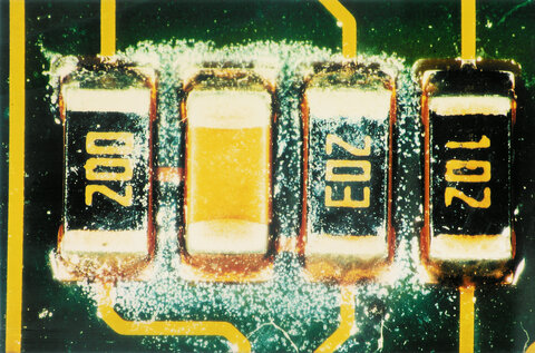 Weiße Flecken durch Flussmittelrückstände auf der PCB – Hinweis auf Oberflächenverunreinigung und mögliche Zuverlässigkeitsprobleme. | © @ZESTRON