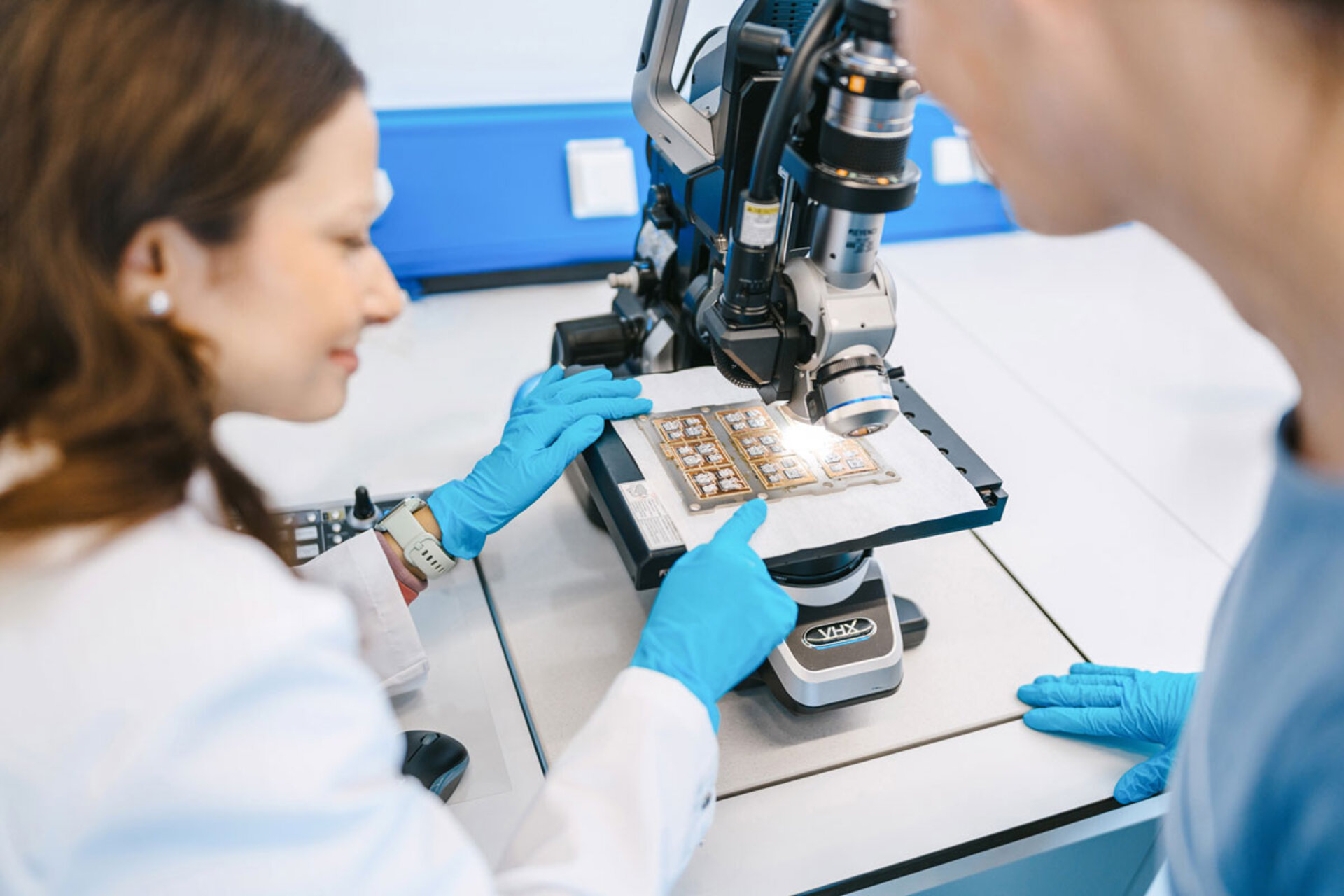 Schadensanalyse von Korrosion und Kriechströmen – Laborarbeit am Mikroskop | © @ZESTRON Laboraufnahme: Mikroskopische Schadensanalyse von Korrosion und Kriechströmen an elektronischen Baugruppen | © @ZESTRON
