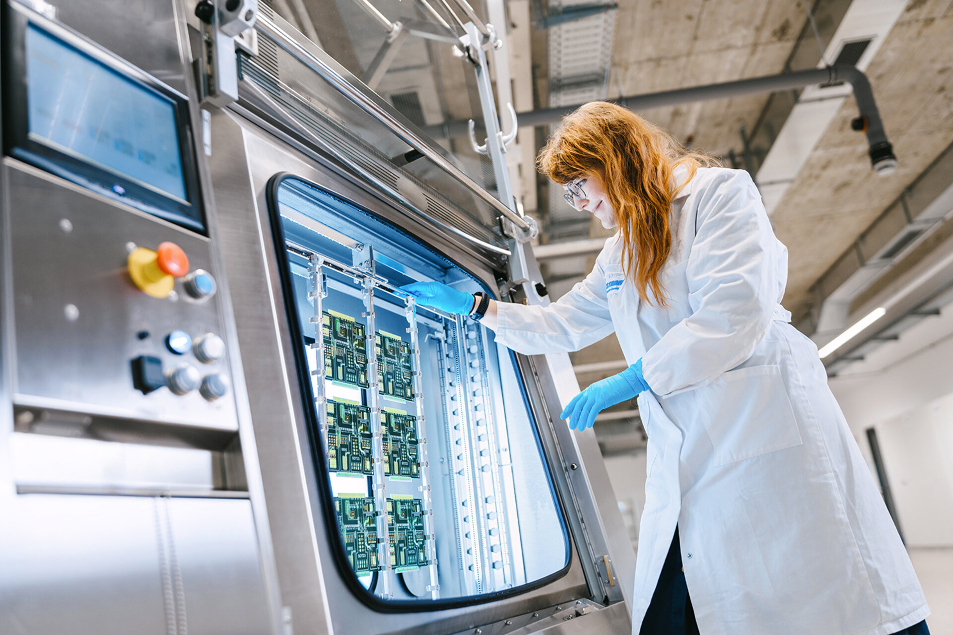 Frau steht vor einer Batch Reingungsanlage