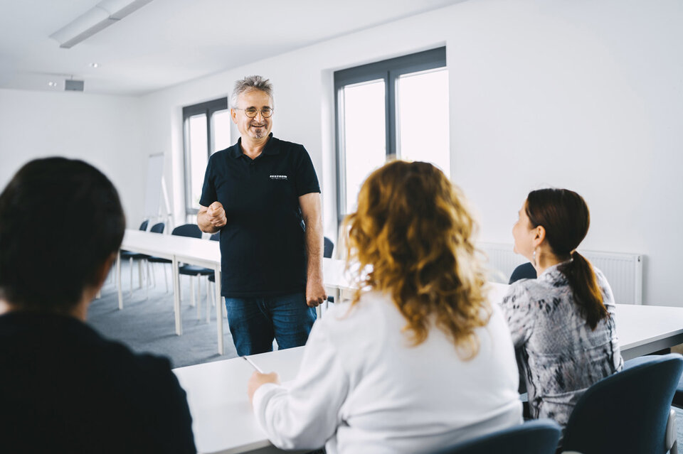 Training program for classifying failure causes, reliability, and process stability in electronics manufacturing | © @The Sour Cherry Fotografie - Michaela Curtis