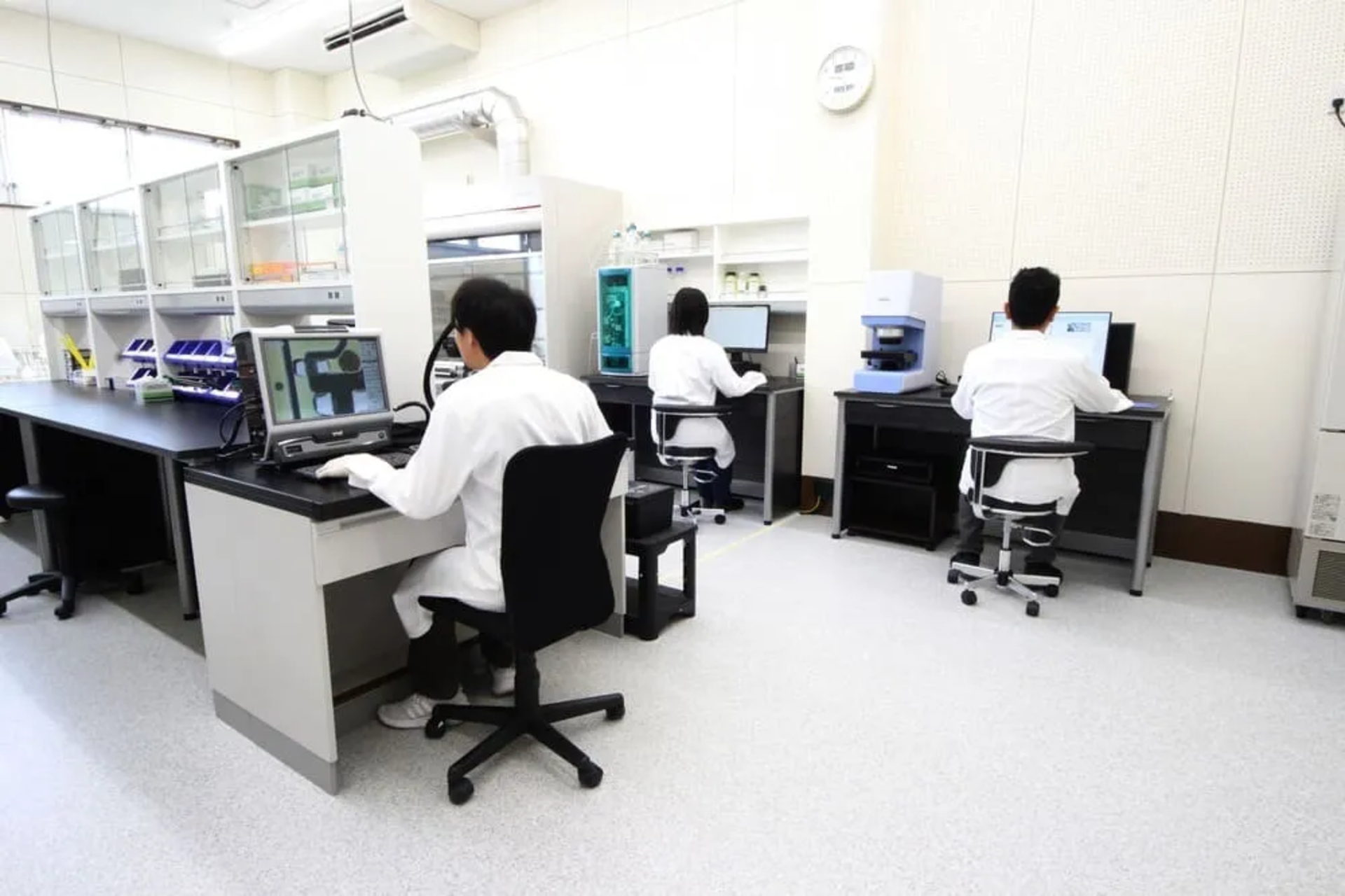 寒川にあるゼストロンジャパン社屋内の分析センター