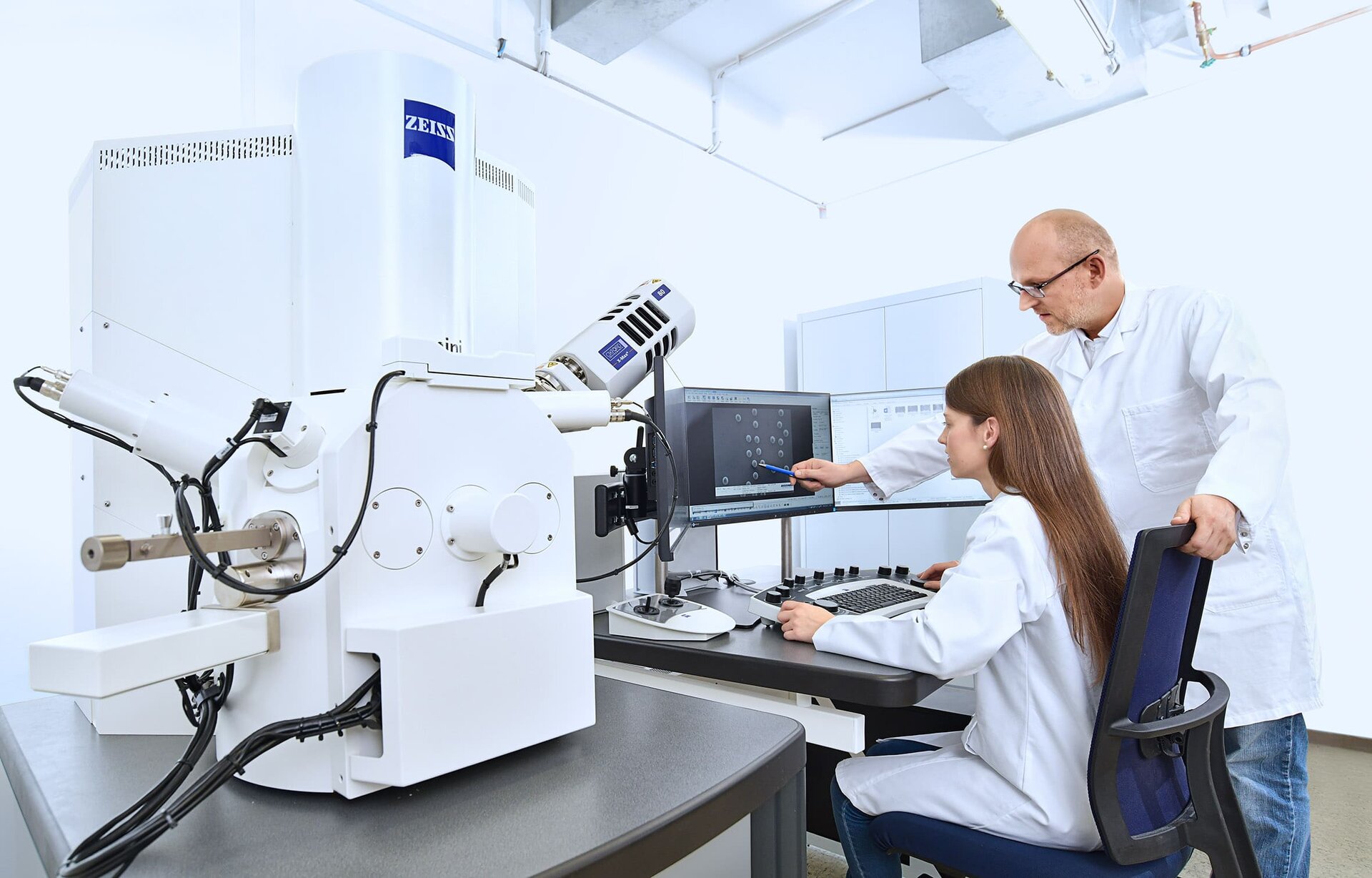 走査型電子顕微鏡エネルギー分散型X線分光法とは、加速された電子線を照射し試料表面の拡大観察を行うSEMと、その電子線照射によって発生する特性X線を検出し元素分析を行うEDSを組み合わせた装置です。