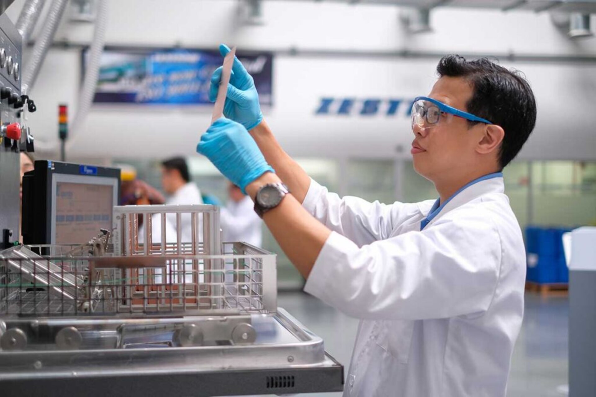 Application engineer monitoring cleanliness of the board | © Zestron